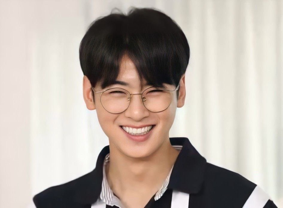 cewcharming's tweet photo. the weakness i feel for eunwoo in glasses https://t.co/RKFvmliMYV