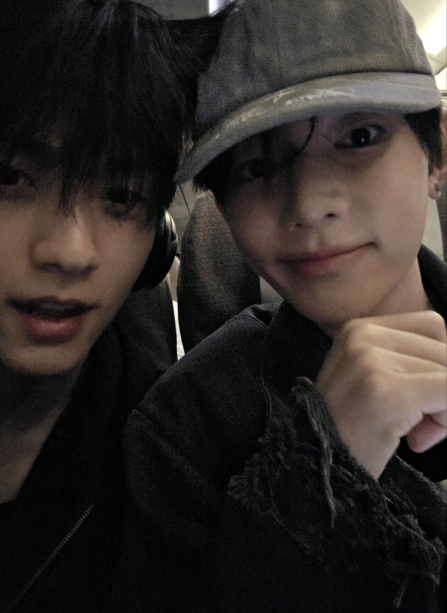 [251013] weverse dm 🐰💬

🐰 i saw that hao posted pictures with me
🐰 i wasn’t really going to post any
🐰 but if that’s the case, i should post too
🐰 he was sitting next to me while we were departing so we took this together
🐰 back then we didn’t know what the future