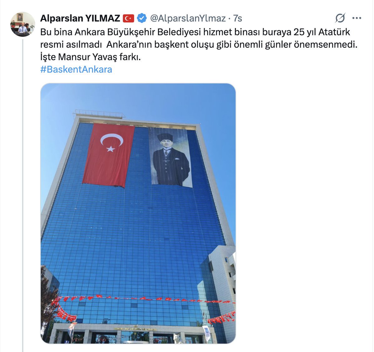 Mansur Yavaş, Ankara'nın 25 yıllık problemini çözüp belediye binasına Mustafa Kemal resmi astırmış. ABB BELTAŞ Müdürü "işte Mansur Yavaş farkı" diye paylaşmış bunu. Sular akmıyor diye şikayet etmeyi bırakın artık siz de sevgili Ankaralılar. Suyunuz yok ama belediyenin tepesinden