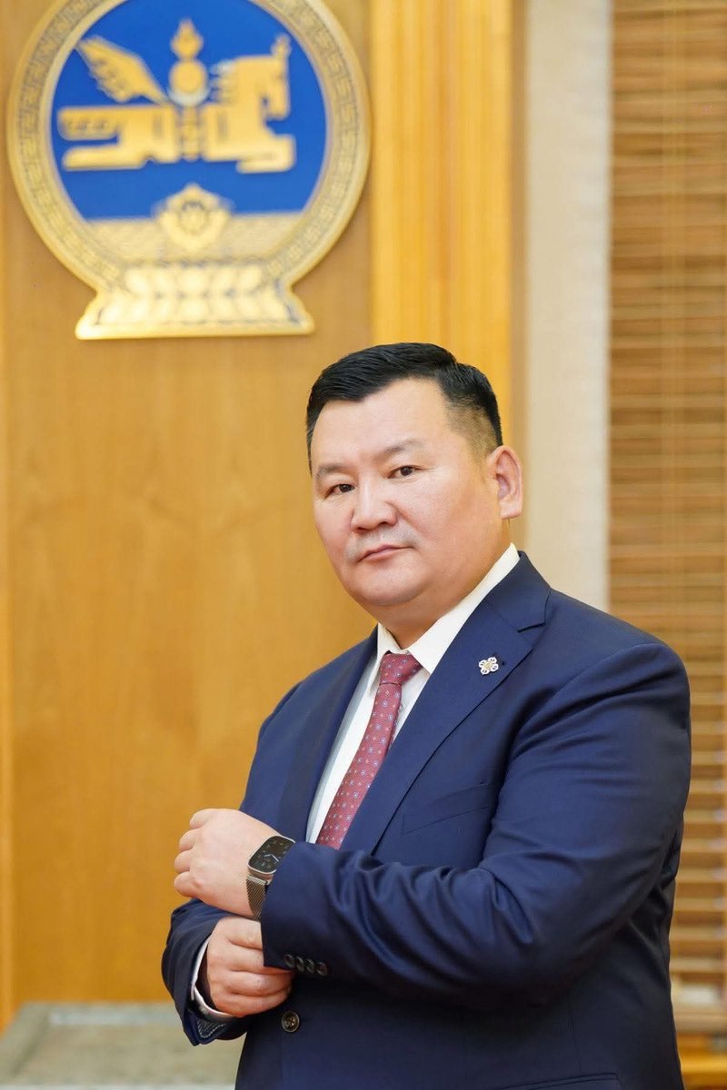 Хууль зүйн "жинхэнэ" сайд Л.Мөнхбаатар ам нээлээ. Аргагүй ш дээ, зөв зүгээр ажлаа хийж явахад нь "аваад хаячихдаг". Оронд нь өөр хүн байсан бол бөөн юм болж байгаа...
     Л.Мөнхбаатар: Ерөнхий сайд Г.Занданшатарын улс төрийн үйлд би саад болсон байх. Эр хүн шиг эргээд уулзах