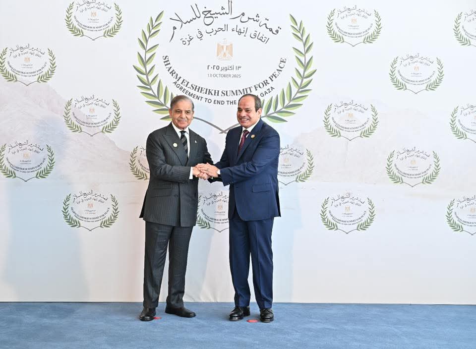 🇵🇰🇪🇬 Egyptian President Abdel Fattah El-Sisi receiving Prime Minister Muhammad Shehbaz Sharif upon his arrival to attend Sharm El Sheikh Peace Summit. #PeaceInGaza