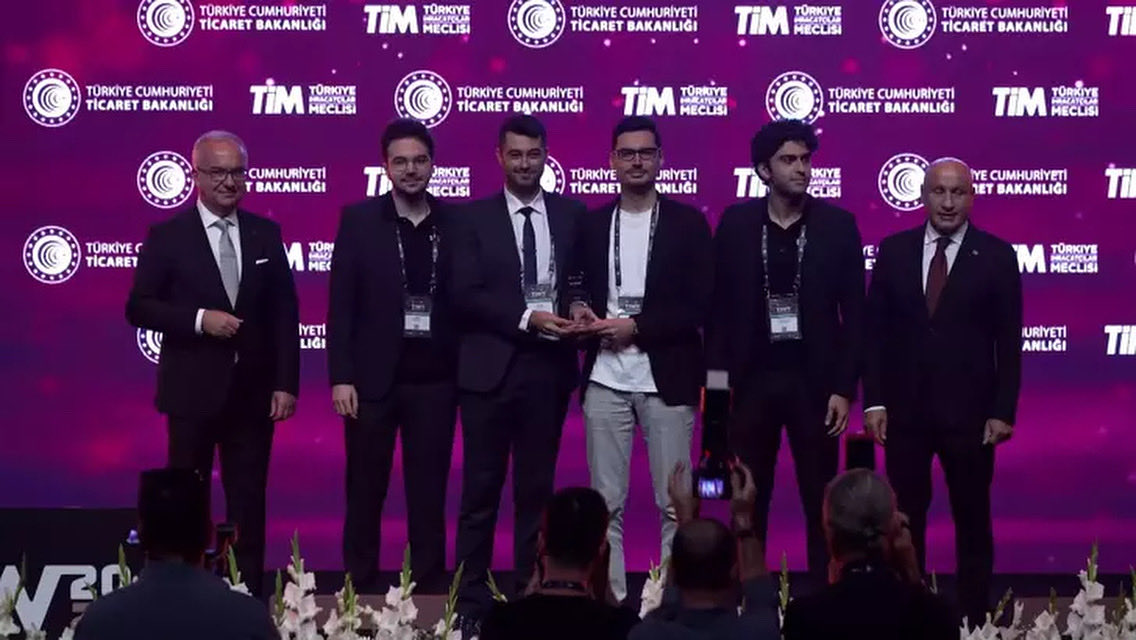 Türkiye İhracatçılar Meclisi tarafından düzenlenen “Türkiye Innovation Week 2025” kapsamında öğrencilerimiz Eren Turhan, Enes Dinçay, Mehmet Keskin, Yusuf Selim Şuşoğlu, 'Hipolens' projesi ile birinci olmuşlardır. 🥇
Öğrencilerimizi tebrik eder, başarılarının devamını dileriz. 💫