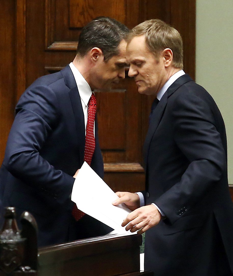 Sławomir Nowak wznowił działalność biznesową i znalazł nowe zajęcie. Od września jest członkiem Rady Nadzorczej w firmie budowlanej Texom. Firma ta, realizuje kontrakt zlecony przez - UWAGA - Prokuraturę Okręgową w Warszawie, która oskarżyła Nowaka.
To jest karykatura państwa😂
