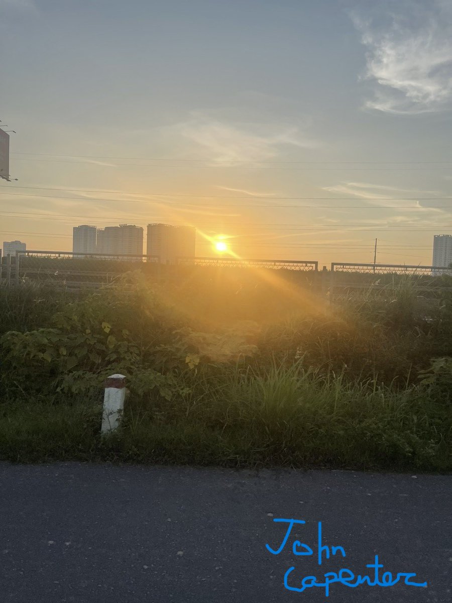 maximin931's tweet image. After a long day at work, I hopped on my bike and followed the road as the sunset cast its golden light over the city
This warm glow feels like a beacon, reminding me that even at the end of a tiring day, there’s always a light guiding the way home🌇✨
@DataHaven_xyz  #DataBeacon