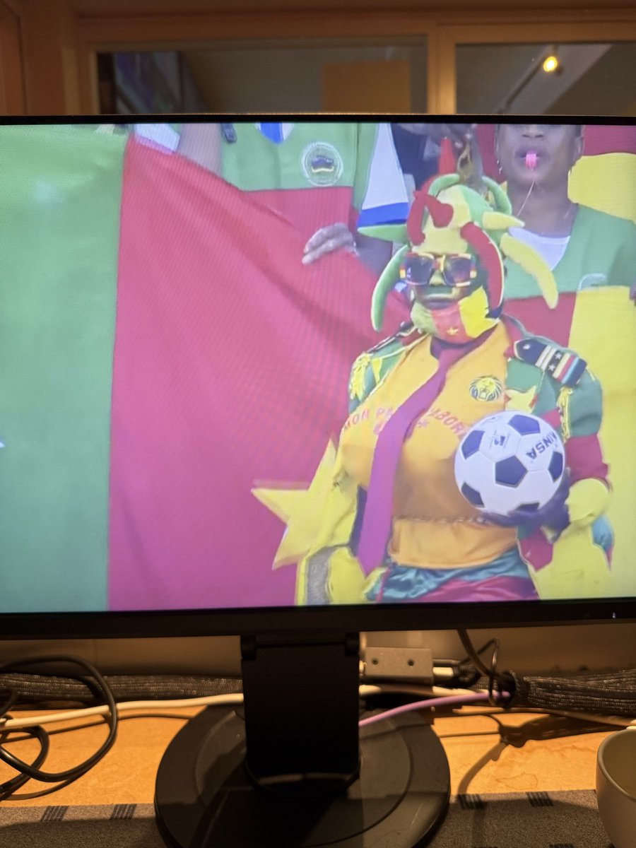 Ook in Kameroen een ‘tietenman’ op de tribune. Nu de vraag wie er eerder was. De Nederlandse of deze?
