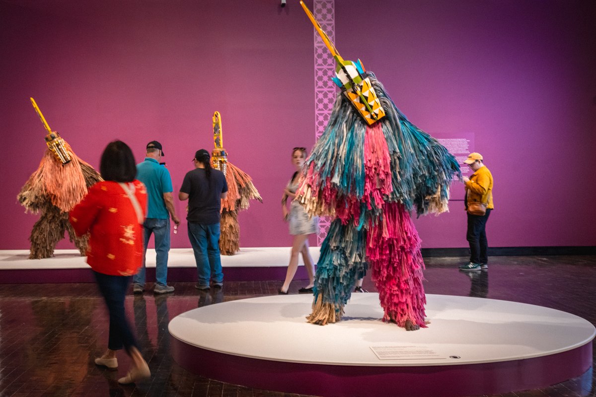 fristartmuseum's tweet image. ✨ Now on view at the Frist ✨
New African Masquerades: Artistic Innovations and Collaborations
📍 Frist Art Museum
🎟️ Included with admission
#NowOnView #FristArtMuseum #AfricanArt #MasqueradeArt #ContemporaryArt