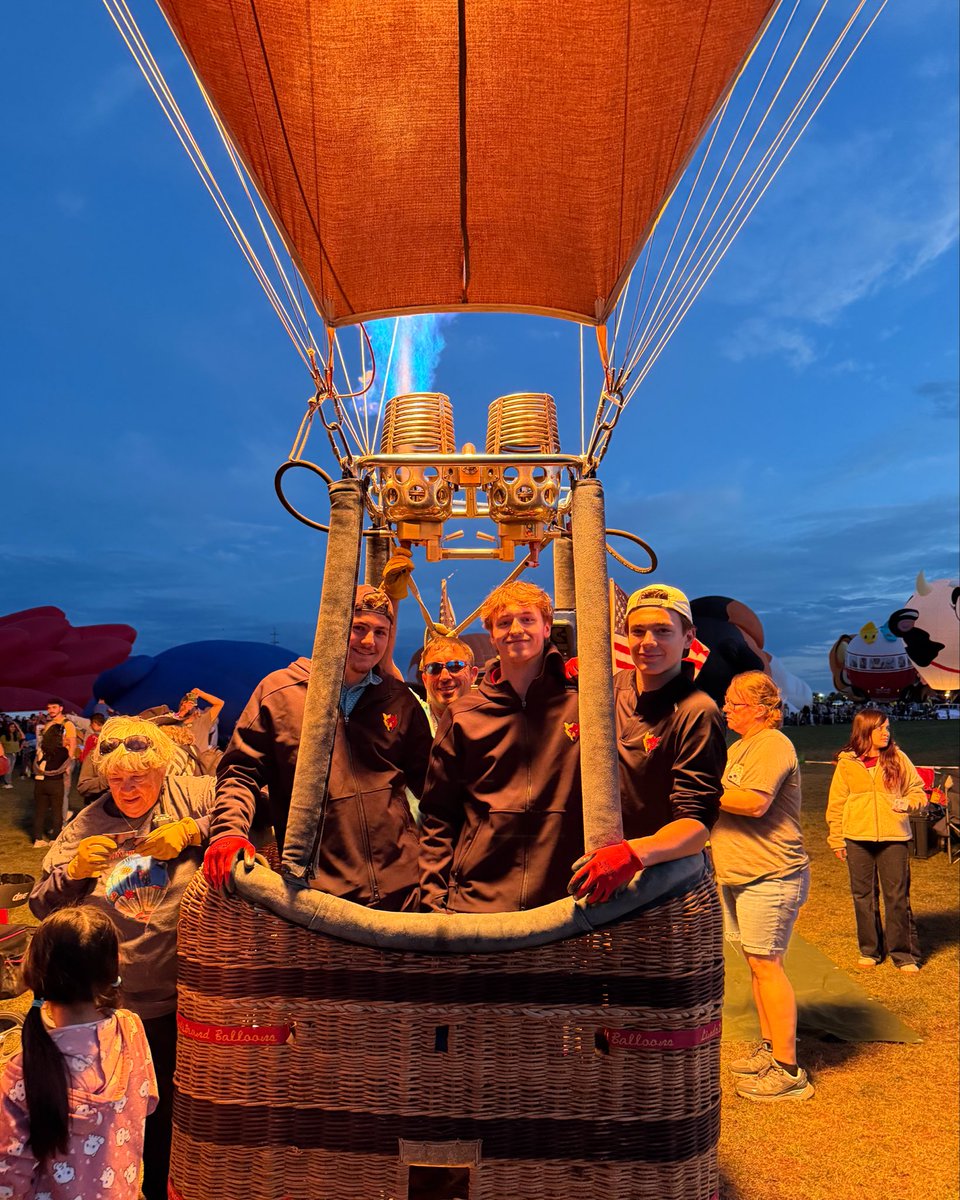 NMIceWolves's tweet photo. One of the best things about junior hockey in New Mexico is the experience! We got the help out with the Balloon Fiesta’s balloon glow this last week and it was a great time! 🎈 https://t.co/Wx8e8ajvku