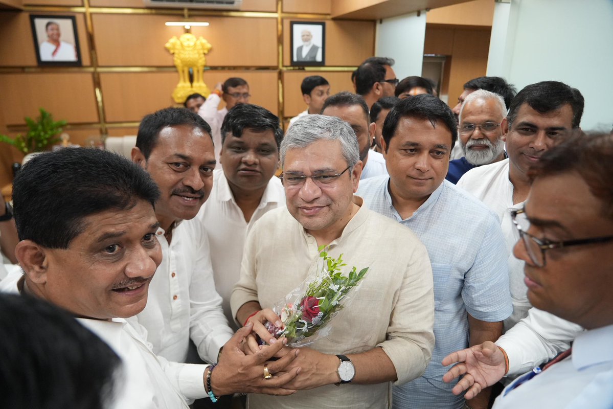 Shilpesh desai(Modi Ka Parivar) (@shilpeshd) on Twitter photo આજરોજ વલસાડ સ્થિત સાંસદશ્રી <a href="/dhaval241086/">Dhaval Patel</a> પટેલના કાર્યાલય ખાતે માનનીય કેન્દ્રીય રેલવે મંત્રી શ્રી <a href="/AshwiniVaishnaw/">Ashwini Vaishnaw</a> જીએ મુલાકાત લીધી.
સાંસદશ્રીએ તેમનું સ્વાગત કરી રેલવે વિકાસ અને ભવિષ્યની યોજનાઓ અંગે ચર્ચા કરી.
આ અવસરે જિલ્લા પ્રમુખશ્રી હેમંતભાઈ કંસરા તેમજ સંગઠનના આજરોજ વલસાડ સ્થિત સાંસદશ્રી <a href="/dhaval241086/">Dhaval Patel</a> પટેલના કાર્યાલય ખાતે માનનીય કેન્દ્રીય રેલવે મંત્રી શ્રી <a href="/AshwiniVaishnaw/">Ashwini Vaishnaw</a> જીએ મુલાકાત લીધી.
સાંસદશ્રીએ તેમનું સ્વાગત કરી રેલવે વિકાસ અને ભવિષ્યની યોજનાઓ અંગે ચર્ચા કરી.
આ અવસરે જિલ્લા પ્રમુખશ્રી હેમંતભાઈ કંસરા તેમજ સંગઠનના