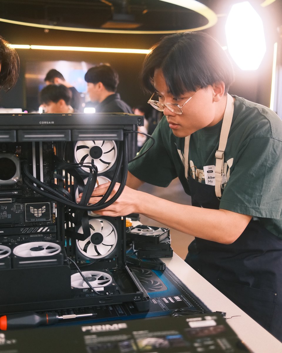 CORSAIR's tweet image. 😵💫 Still cable managing tons of wires? The Build Bootcamp entrants got their first taste of how simple AND clean iCUE Link can be!
💬 shoutout your favorite team for a chance at the WHITE FRAME 4500X + Intel Core Ultra 265K + RTX 5070 12GB Gaming PC! #CORSAIR #NEWEGG…