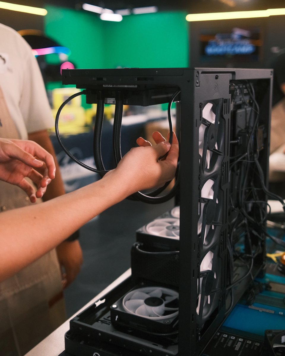 CORSAIR's tweet image. 😵💫 Still cable managing tons of wires? The Build Bootcamp entrants got their first taste of how simple AND clean iCUE Link can be!
💬 shoutout your favorite team for a chance at the WHITE FRAME 4500X + Intel Core Ultra 265K + RTX 5070 12GB Gaming PC! #CORSAIR #NEWEGG…