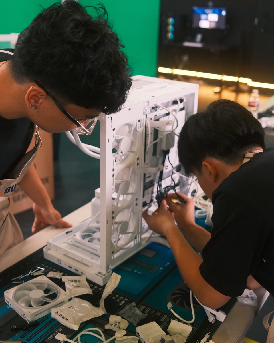 CORSAIR's tweet image. 😵💫 Still cable managing tons of wires? The Build Bootcamp entrants got their first taste of how simple AND clean iCUE Link can be!
💬 shoutout your favorite team for a chance at the WHITE FRAME 4500X + Intel Core Ultra 265K + RTX 5070 12GB Gaming PC! #CORSAIR #NEWEGG…