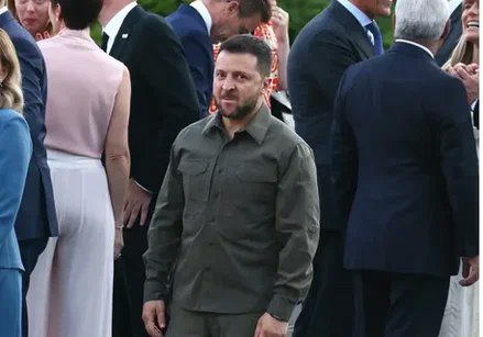 Кроме шуток , ведь так и есть !  Как могут взрослые и образованные люди в 21 веке верить и всерьёз воспринимать тот бред что он несёт на всех форумах в ЕС, интервью и обращениях. Не надо быть психиатром, что бы понять что пациент болен и болезнь прогрессирует💨