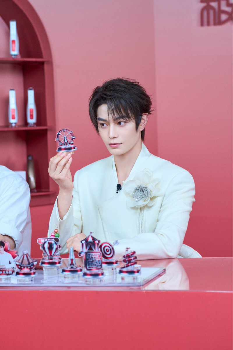 13 | 10 | 2025

[trans] Fresh highlights from Jmoon’s “Fun in the Park, Glow with Charm” livestream are here! 📷

Our adorable cameraman caught some amazing moments of brand ambassador Ding Yuxi interacting with fans in real time~

©•Jmoon极萌

#Jmoon
#极萌品牌代言人
#ติงอวี่ซี