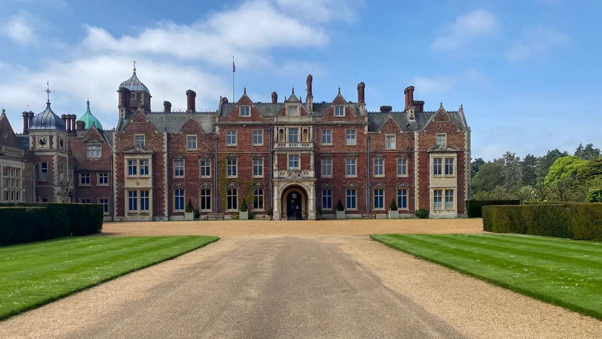 norfolklocal's tweet image. 👑 Walked Sandringham’s trails? Now step inside! Explore the house, royal church &amp;amp; gardens where monarchs left their mark. 🌿 Discover Norfolk’s deep royal ties with our local’s guide! 👉 norfolklocalguide.co.uk/sandringham/ #SandringhamEstate #NorfolkHistory