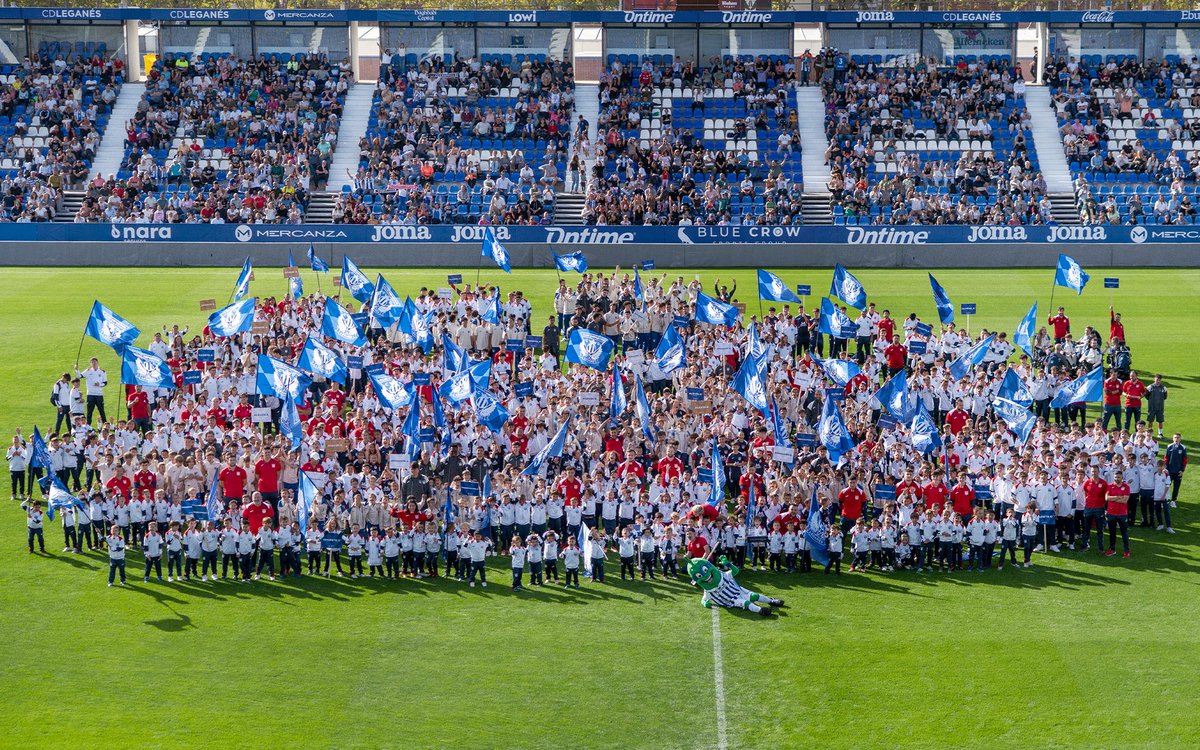 CDLeganes's tweet photo. 🙌 ¡Presentados nuestros equipos de Cantera, Escuela, Femenino, Genuine y Powerchair en el @ontimebutarque! ¡Gracias a todos por lucir y defender con orgullo y ambición el escudo del Lega! ¡Suerte esta temporada! https://t.co/Mx0ssJ57wd