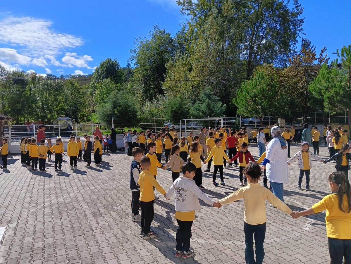 📌Okullarımızda Afet Tatbikatı Eş Zamanlı Gerçekleştirildi
🌿 “Yeşil Vatan – Benim Okulum Geleceğe Çare” projesi kapsamında, Afetler ve Dayanıklılık Ayı etkinlikleri çerçevesinde tüm okullarımızda eş zamanlı “Çök-Kapan-Tutun” uygulaması ve tahliye tatbikatı başarıyla tamamlandı.