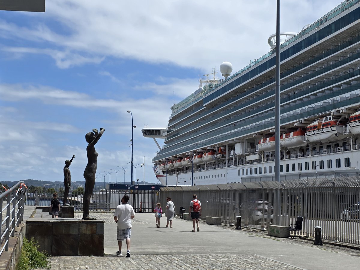 Port &amp; cruise terminal of #lacoruña #spain 
Featuring these magnificent human figures (nude) greeting each ship arrival.
And, one of those ports that puts you right next to the city for a wonderful wander into the streets, and day to remember

📷May 2025
#cruise  #pando #ventura
