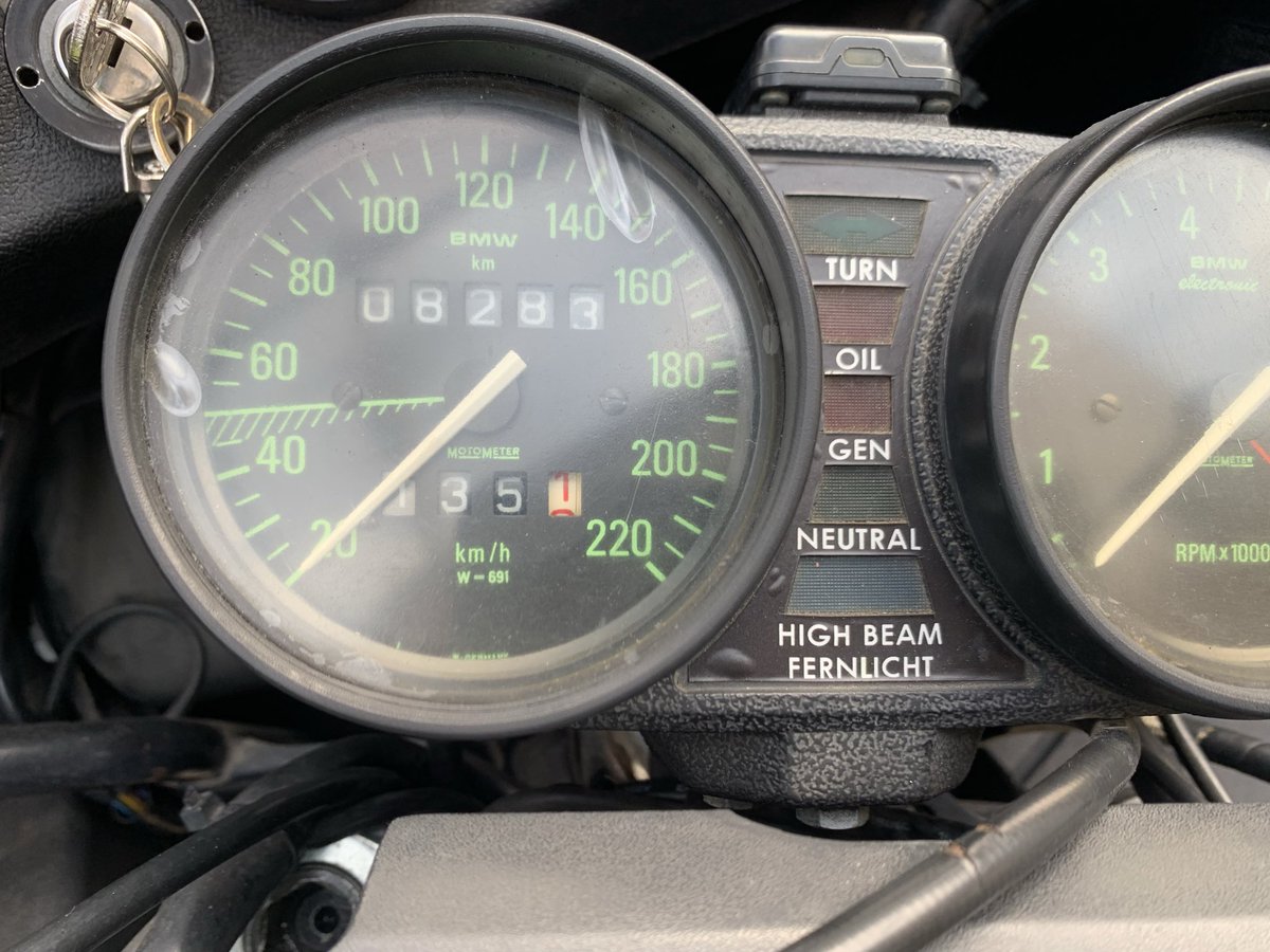 xTq7guTWQqEsbIZ's tweet photo. #R100RT  #メンテ備忘録
今日の午前中はオイル交換。
前回から約2,000km走行。
オイルは前回同様JDA 20W-50。
冬用に鉱物油の10W-40も用意しなくちゃ。

それにしても、20万kmも走行すると、
センタースタンドの脚が1\3位削れてしまうんだな。ちょっと驚いた。　#R100RS https://t.co/5T6UlPPjFx