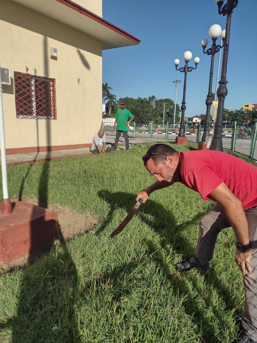 La División Radiocuba Sancti Spíritus en trabajos de higienizacion de conjunto con la comunidad.
#SanctiSpíritusEnMarcha 
#CubaEstáFirme 
#CubaVencerá