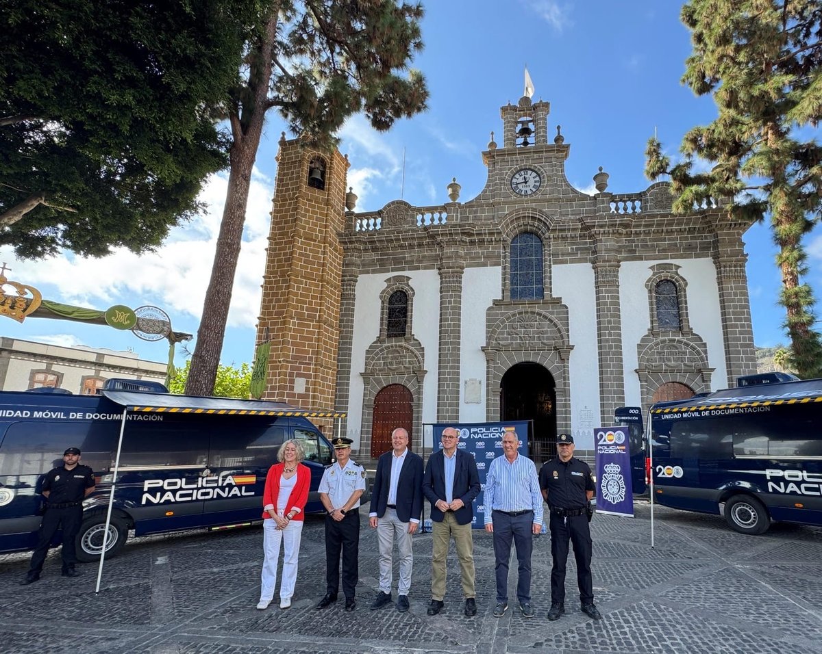 policia's tweet image. 🚔Los Vehículos Integrales de Documentación (VIDOC) llegan a #Canarias, y hoy los hemos presentado en #Teror (#GranCanaria)

➡️Permitirán la expedición del #DNI y #Pasaporte en 10 minutos, y en un solo trámite

👉2 en #LasPalmas, 1 en #SantaCruzDeTenerife 

#SomosTuPolicía