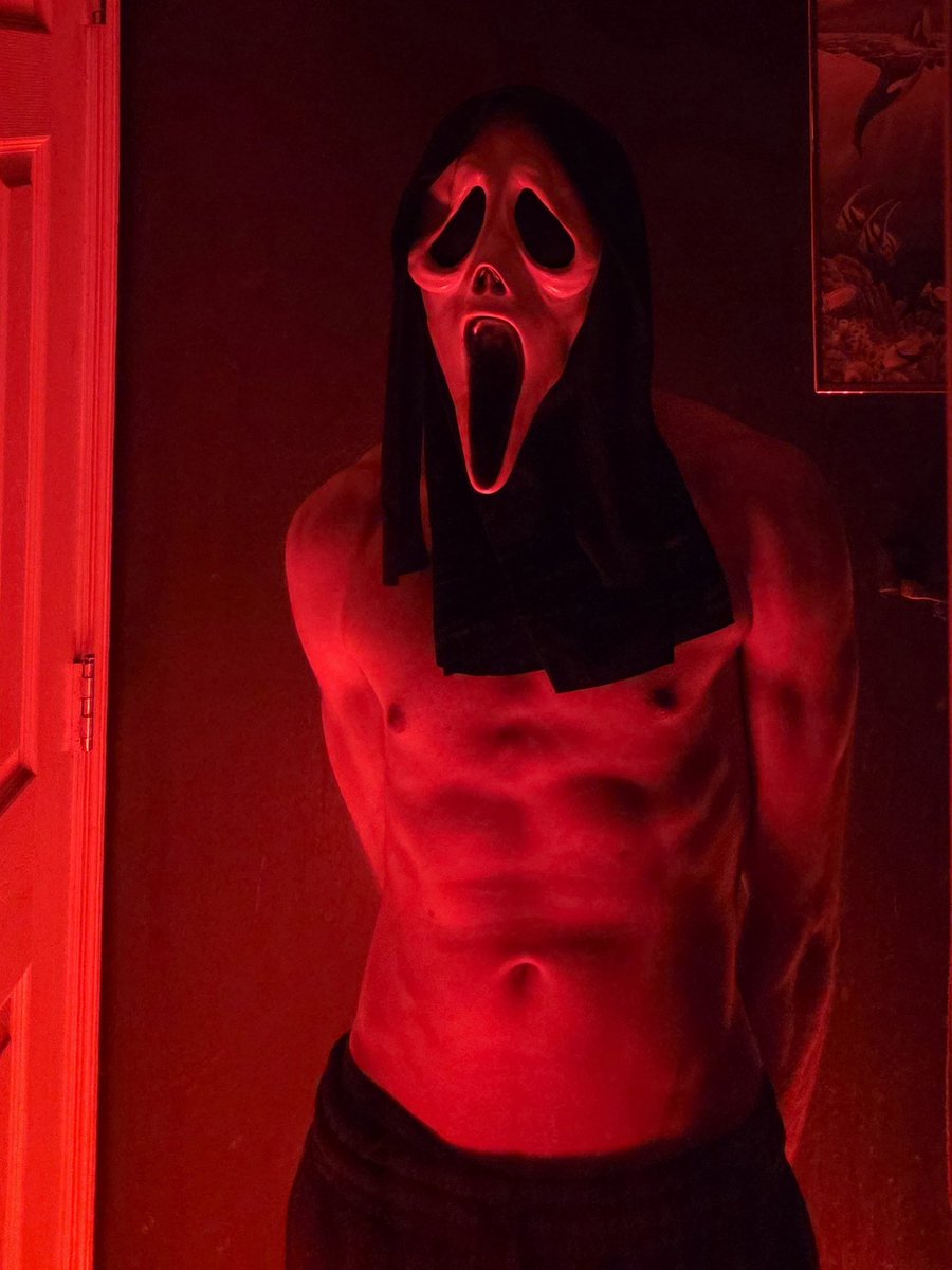 BobBox999's tweet image. Spooky Vibes and a lil progress on my body 😎