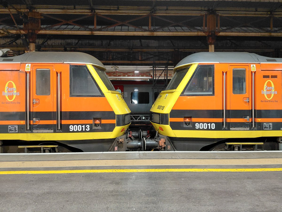 TrainiacV41582's tweet image. #Freightliner 90013 &amp;amp; 90010 at crewe tonight.