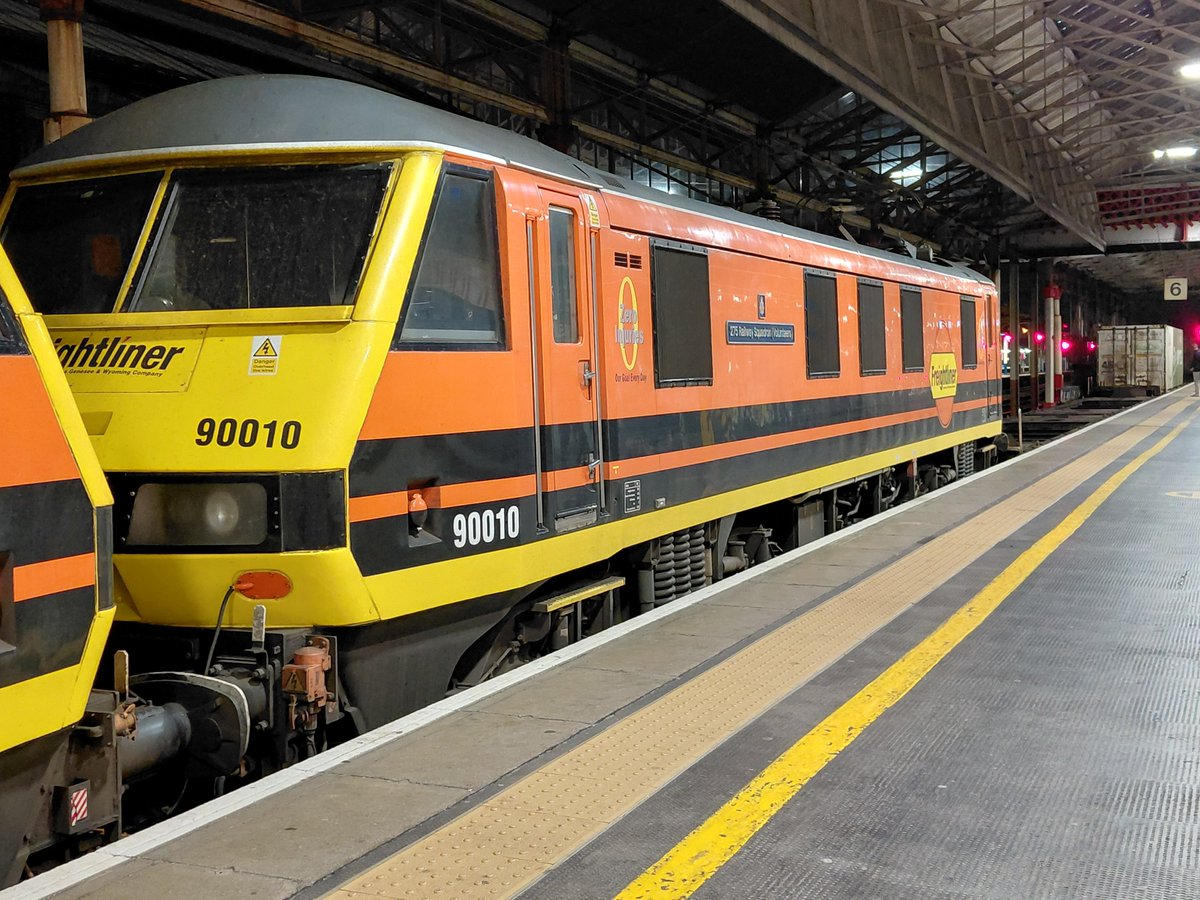 TrainiacV41582's tweet image. #Freightliner 90013 &amp;amp; 90010 at crewe tonight.