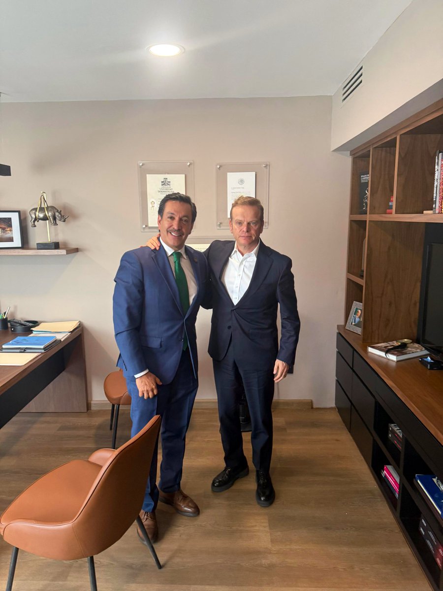 Un gusto reunirme con <a href="/ArturoEscobary1/">Arturo Escobar y Vega</a> coordinador nacional del <a href="/partidoverdemex/">Partido Verde</a>. Coincidimos  en que el Verde tiene una gran oportunidad en Sonora si seguimos haciendo política de cercanía, resultados y sentido humano. #SonoraVerde
#MásTerritorioMenosEscritorio