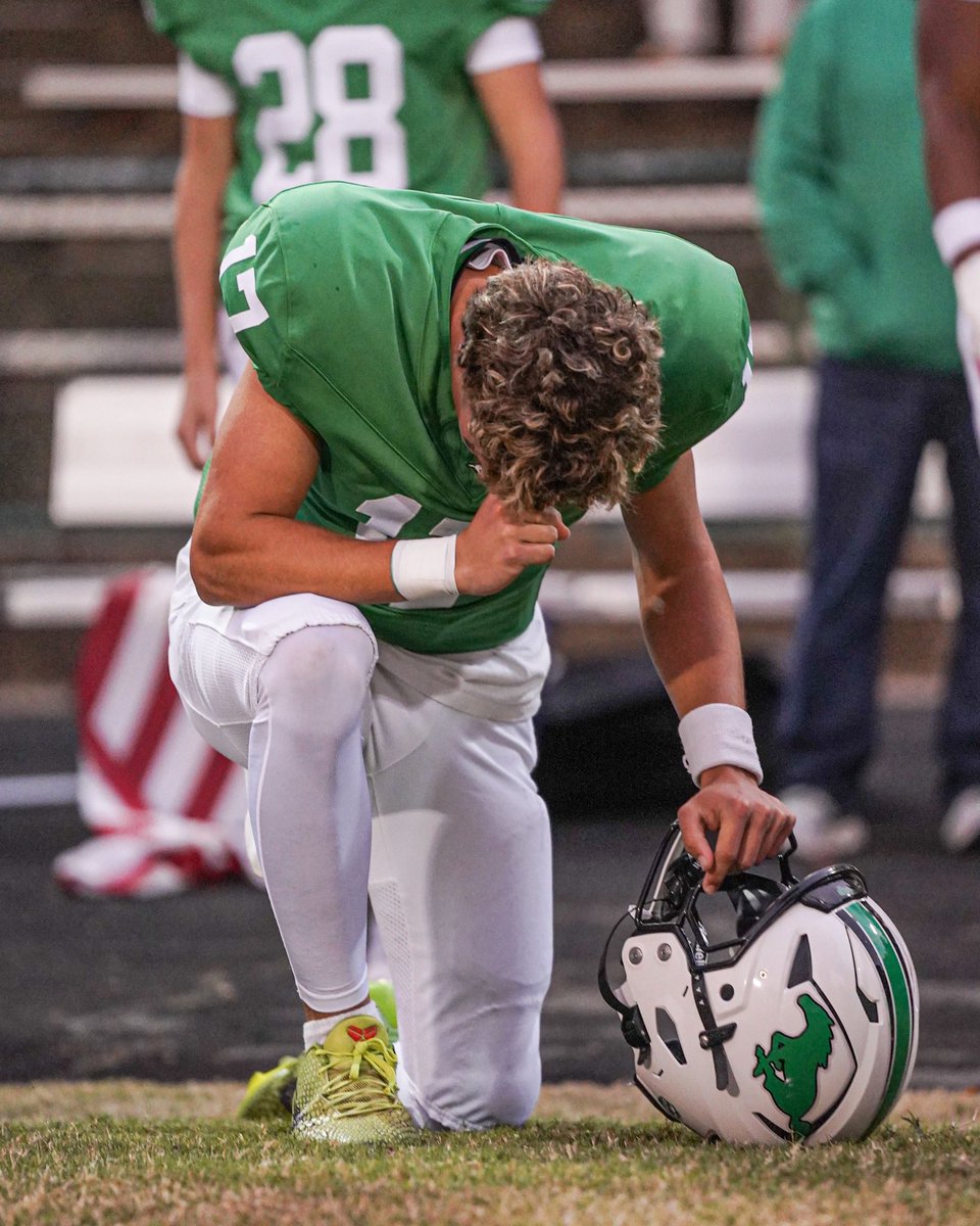 Ryan Rizzuti QB (@rrizzuti10) on Twitter photo Pregame ritual
All Glory to GOD Pregame ritual
All Glory to GOD