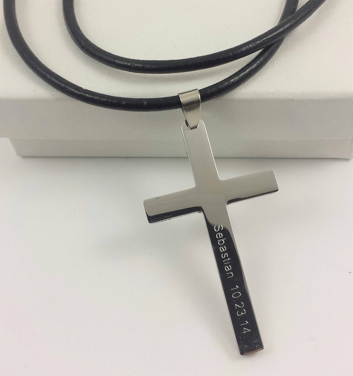 NecklaceAmazing's tweet image. Want a necklace as unique as you? Our tarnish-free stainless steel cross is ready for your personal touch – names, dates, you name it! A perfect #PersonalisedCrossNecklace and brilliant #CustomEngravedGift that lasts. Never fade! #TarnishFreeJewellery amazingnecklace.com/FREE-SHIPPING-…