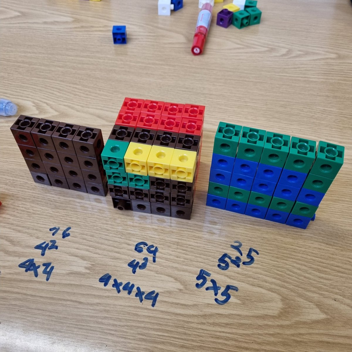 yolandam136's tweet photo. 🟩🧊 Què és un nombre quadrat? I cúbic?
✍️🏻 Els construïm i els representem en equips.
🤔 Descobrim les potències i les reconeixem com a producte de factors iguals.
🗣 Quina relació hi ha entre quadrat i cub? Compartim els descobriments, dialoguem.
🧩 Establim connexions. Aprenem! https://t.co/FWeC3k6Nw1