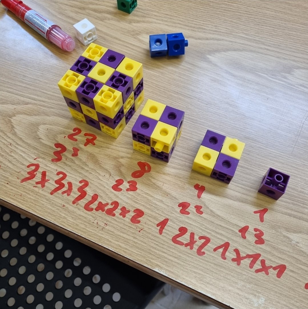 yolandam136's tweet photo. 🟩🧊 Què és un nombre quadrat? I cúbic?
✍️🏻 Els construïm i els representem en equips.
🤔 Descobrim les potències i les reconeixem com a producte de factors iguals.
🗣 Quina relació hi ha entre quadrat i cub? Compartim els descobriments, dialoguem.
🧩 Establim connexions. Aprenem! https://t.co/FWeC3k6Nw1