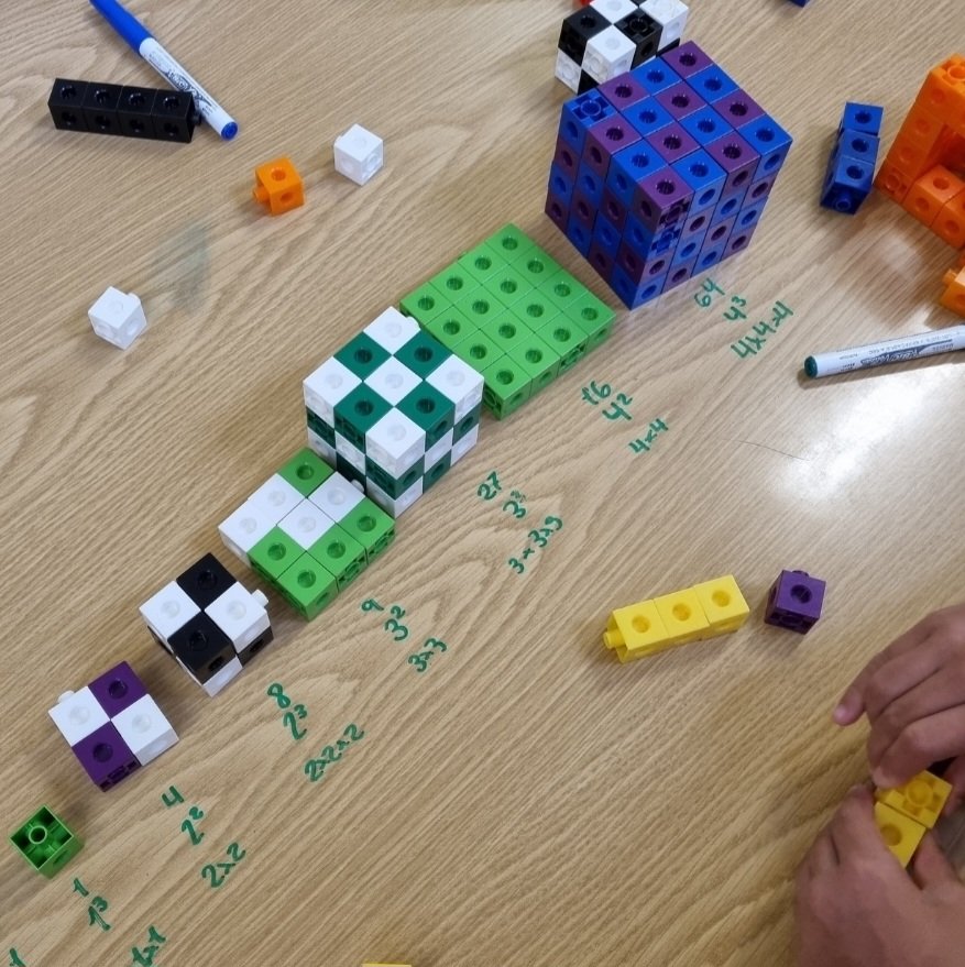 yolandam136's tweet photo. 🟩🧊 Què és un nombre quadrat? I cúbic?
✍️🏻 Els construïm i els representem en equips.
🤔 Descobrim les potències i les reconeixem com a producte de factors iguals.
🗣 Quina relació hi ha entre quadrat i cub? Compartim els descobriments, dialoguem.
🧩 Establim connexions. Aprenem! https://t.co/FWeC3k6Nw1