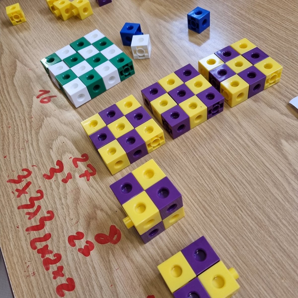 yolandam136's tweet photo. 🟩🧊 Què és un nombre quadrat? I cúbic?
✍️🏻 Els construïm i els representem en equips.
🤔 Descobrim les potències i les reconeixem com a producte de factors iguals.
🗣 Quina relació hi ha entre quadrat i cub? Compartim els descobriments, dialoguem.
🧩 Establim connexions. Aprenem! https://t.co/FWeC3k6Nw1