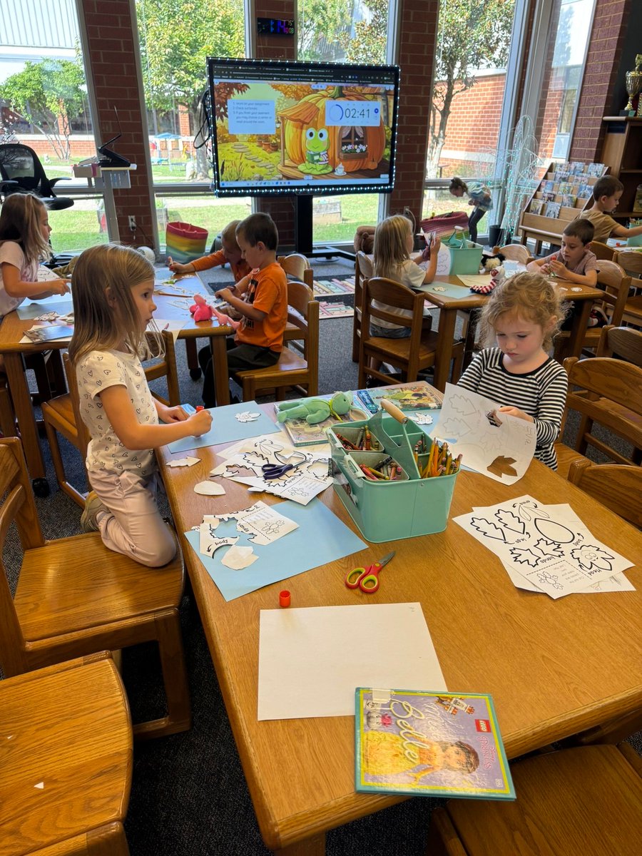 MrsLibraryLady8's tweet image. This week, our Kindergarten class explored &quot;Leaf Man&quot; by Lois Ehlert. Inspired by the book, the students crafted their own leaf creations, coloring them into butterflies and frogs. Their imagination was a joy to witness! 🌿🦋 #KindergartenArt #CreativeKids
