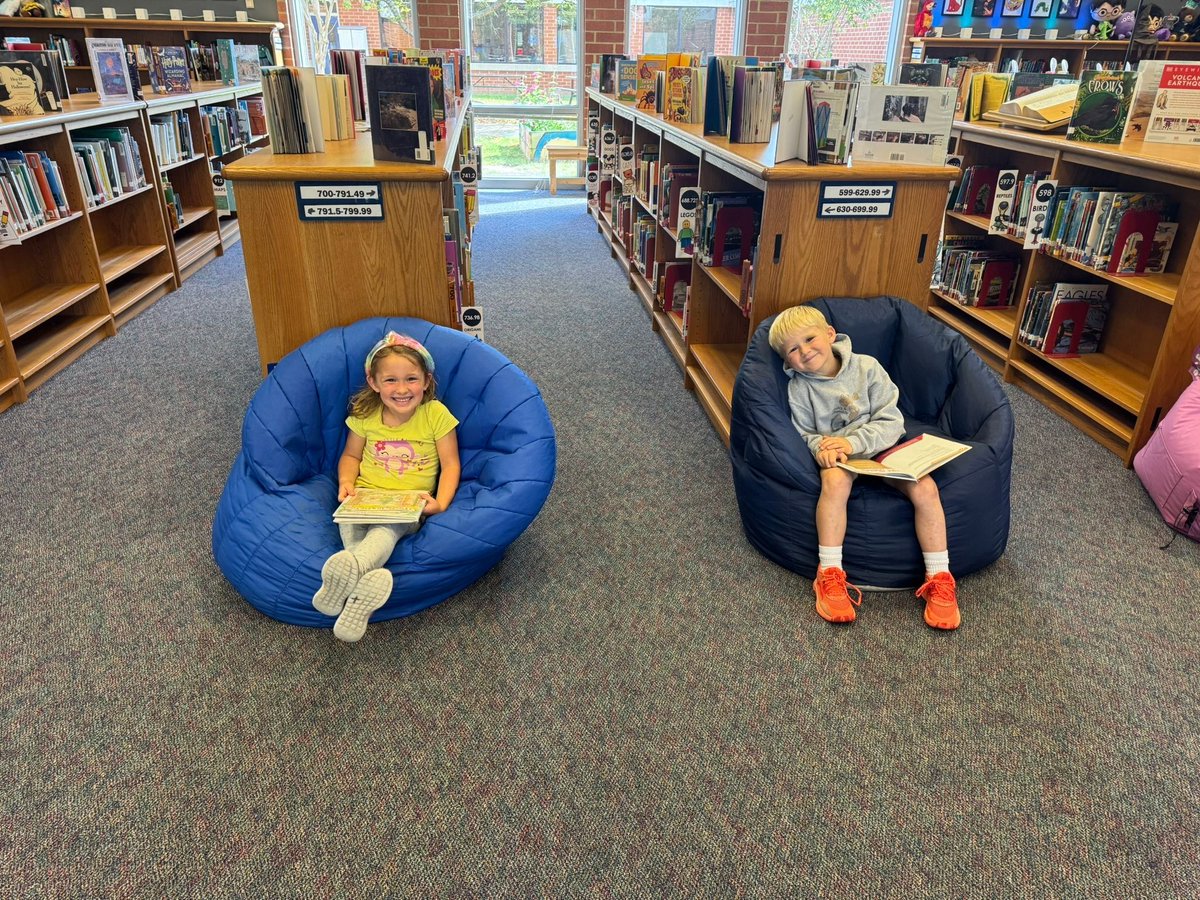 MrsLibraryLady8's tweet image. This week, our Kindergarten class explored &quot;Leaf Man&quot; by Lois Ehlert. Inspired by the book, the students crafted their own leaf creations, coloring them into butterflies and frogs. Their imagination was a joy to witness! 🌿🦋 #KindergartenArt #CreativeKids