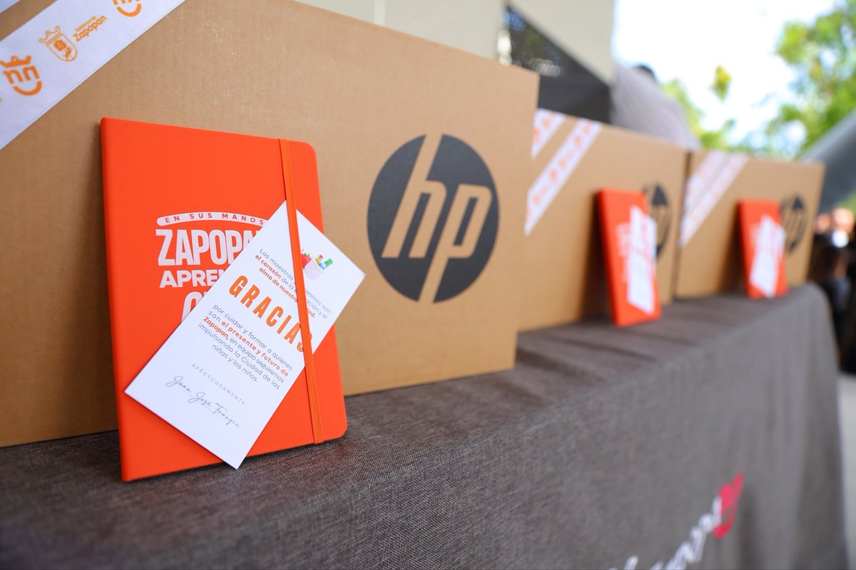 💻🙌 En Zapopan creemos en nuestras y nuestros maestros.

Durante 10 años hemos trabajado a su lado, fortaleciendo la educación.

Hoy entregamos 300 computadoras de última generación para mejorar sus condiciones y seguir transformando juntos. 📚