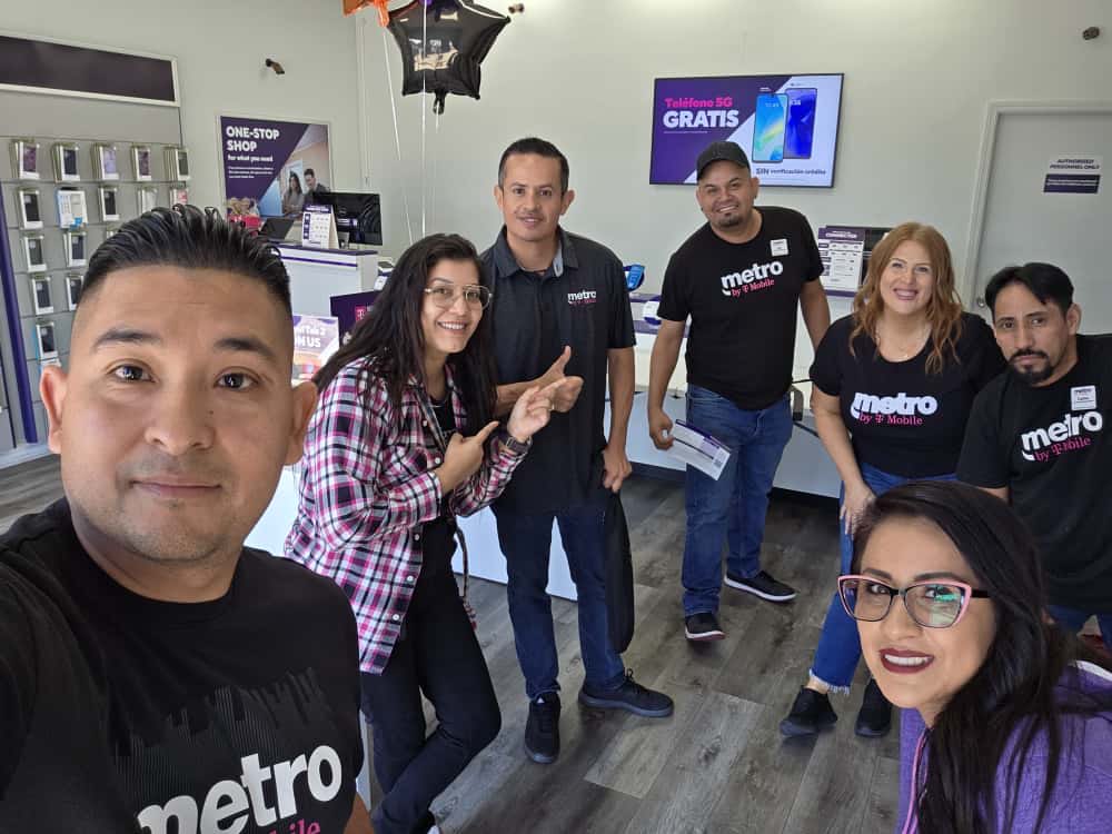 PCGPrepaidBiz's tweet image. Paaaarty!  #metrobytmobile. 
My invite got lost in the mail. 💜