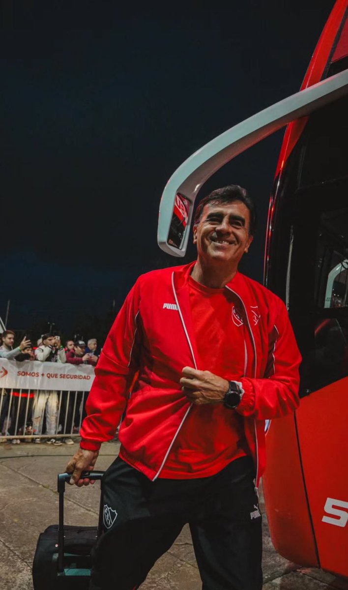 Sacando de lado que hay jugadores bobos en el plantel que te entregan el partido, el planteo de este señor DT fue fantástico

Desde la primer jugada del partido que podíamos estar en ventaja, fue aplastante el primer tiempo del equipo 

Subido al barco del Sr. Quinteros, confío
