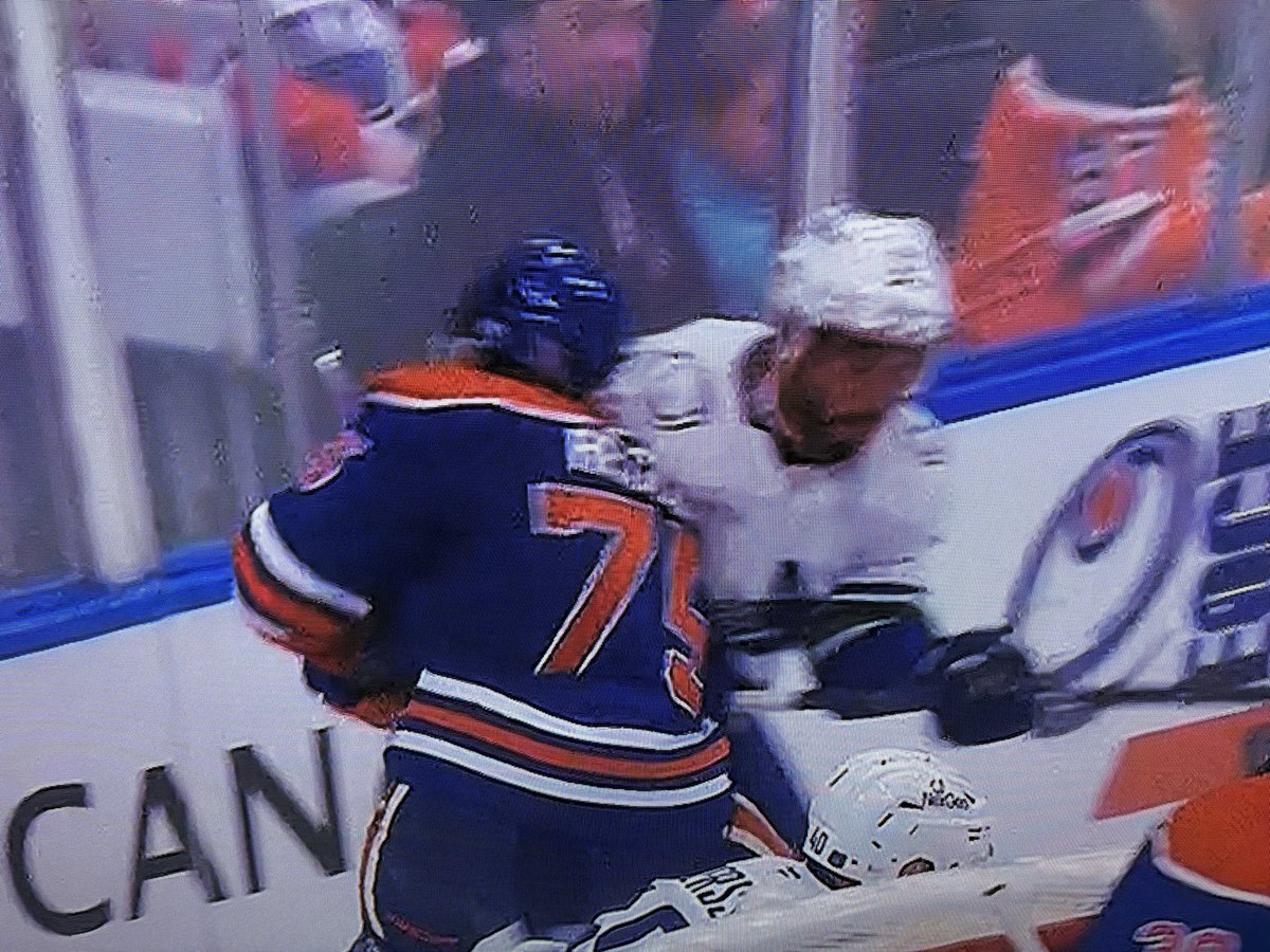 MagicMan_CalJr's tweet image. .@LouDeBrusk How do you call the hit on Regula from Kane as clean? The primary point of contact was the head. He went over his shoulder and even left his feet, clearly making it a dirty hit.