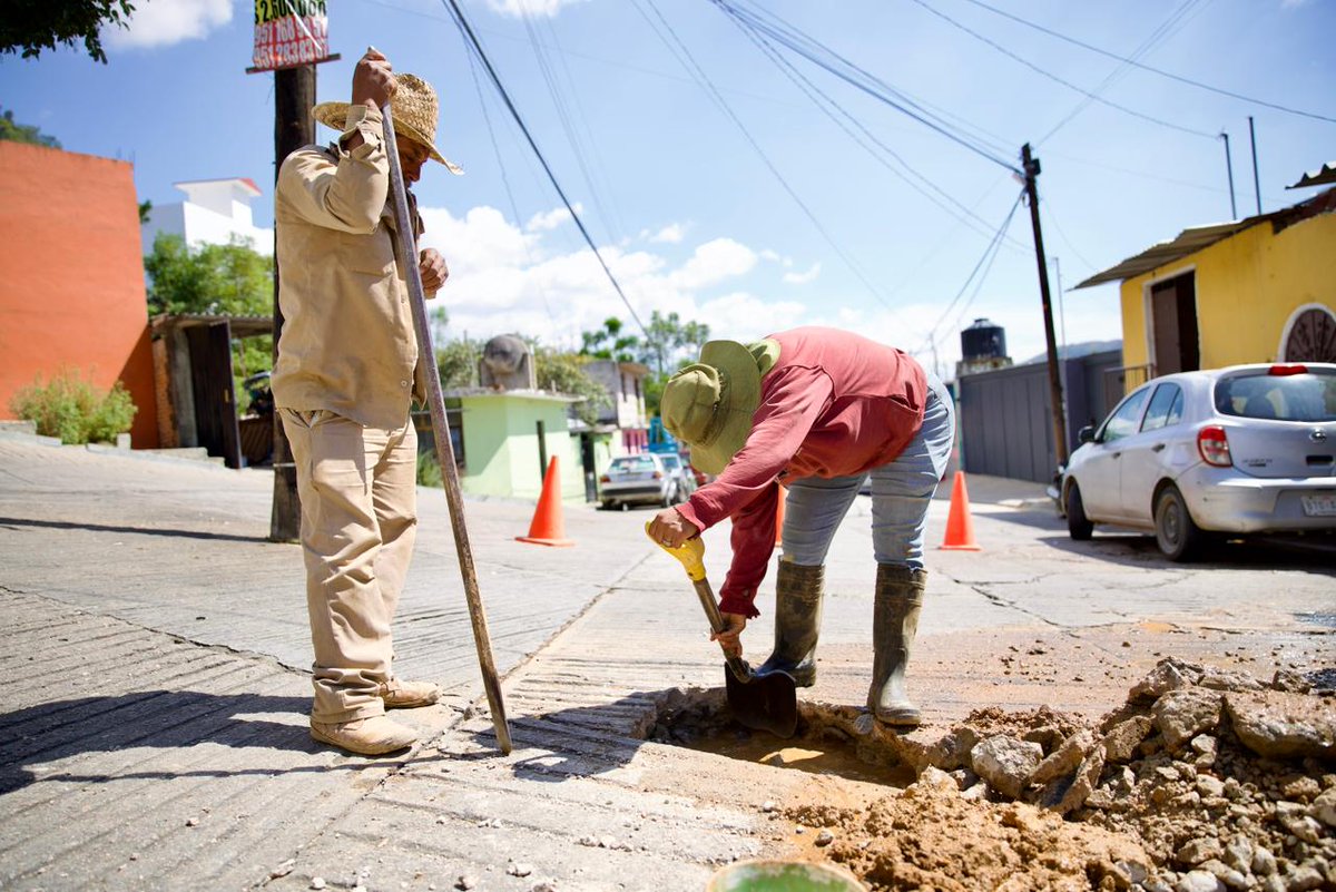 #TrabajamosParaTi | Personal de Fontanería atiende fuga de agua potable con el fin de prevenir el desperdicio del vital líquido.
📌Calle Revolución, colonia Adolfo López Mateos.

#Oaxaca #BrigadaDeFontanería #SOAPA