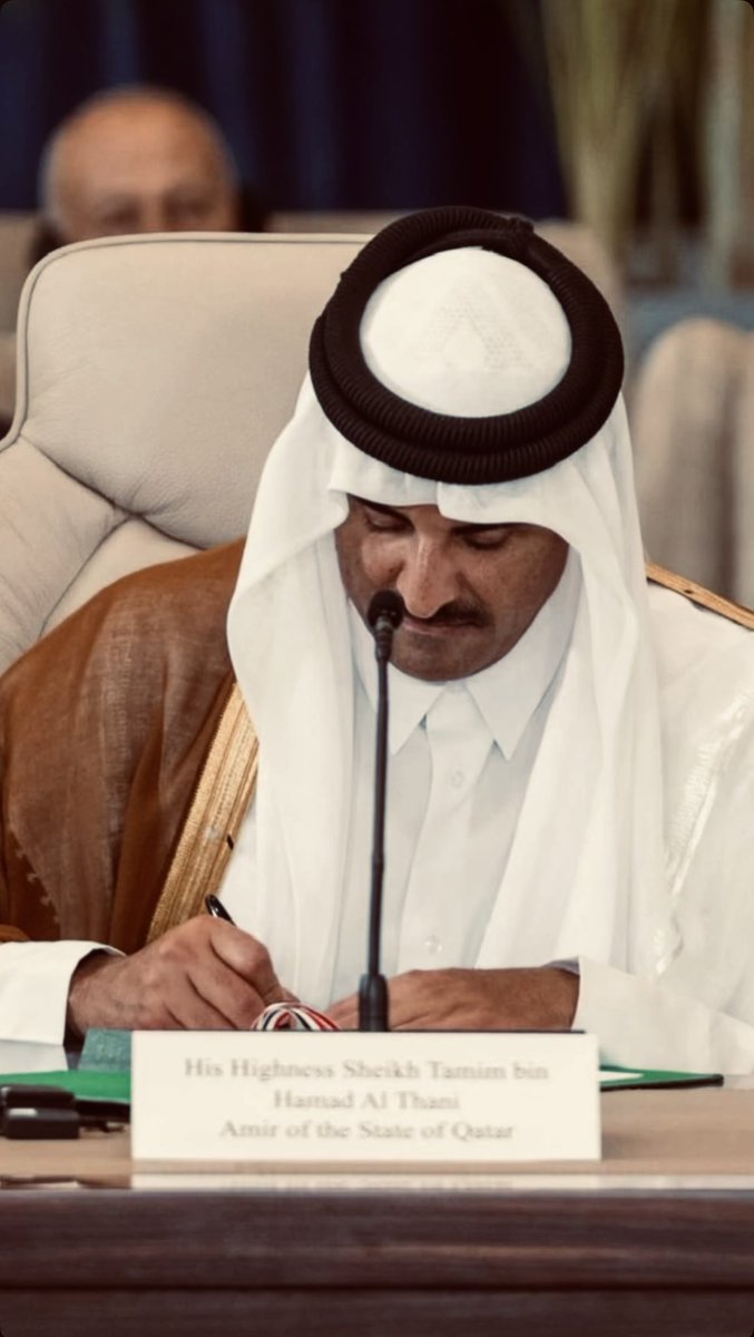 غزه تصيح من العنا والمصايب 
وين الشجاع اللي تعلى الاصيله

وقف تميم المجد شيخ الصعايب
وشال الحمول اللي عليهم ثقيله