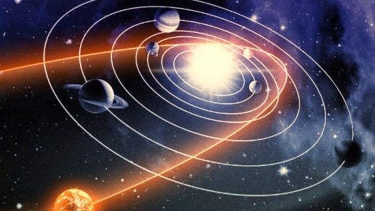 Princeton Üniversitesi’nden araştırmacılar, Neptün’ün ötesinde uzanan bu buzlu gök cisimleri kuşağında alışılmadık bir “bükülme” tespit etti.
Bu anomali, Kuiper Kuşağı’nın düz bir hat üzerinde olması gerekirken, yaklaşık 15 derecelik bir eğime sahip olduğunu ortaya koyuyor.