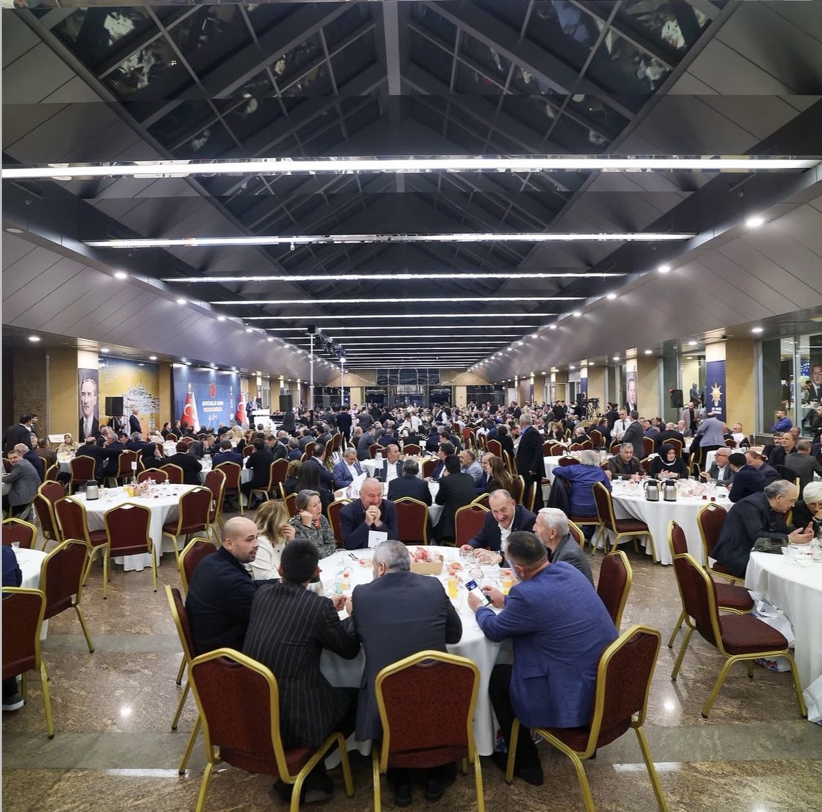 AK Parti İstanbul İl Başkanlığımız tarafından Haliç Kongre Merkezi’nde düzenlenen Muhtarlar Buluşması Programı kapsamında, ilçemizin kıymetli muhtarları ile bir araya geldik.

Her mahallesiyle, her hikayesiyle İstanbul, birlik ve beraberliğin en güzel örneklerini barındırıyor. Bu