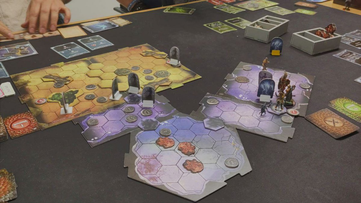 Continuamos con los lunes a #Gloomhaven en <a href="/enclavedejuego/">Asociación Enclave de Juego</a> .

Una isla llena de demonios y espíritus vengativos que ansían la carne fresca y la sangre de los vivos. Una lucha por la supervivencia

#bgg #boardgames #juegosdemesa #oviedo