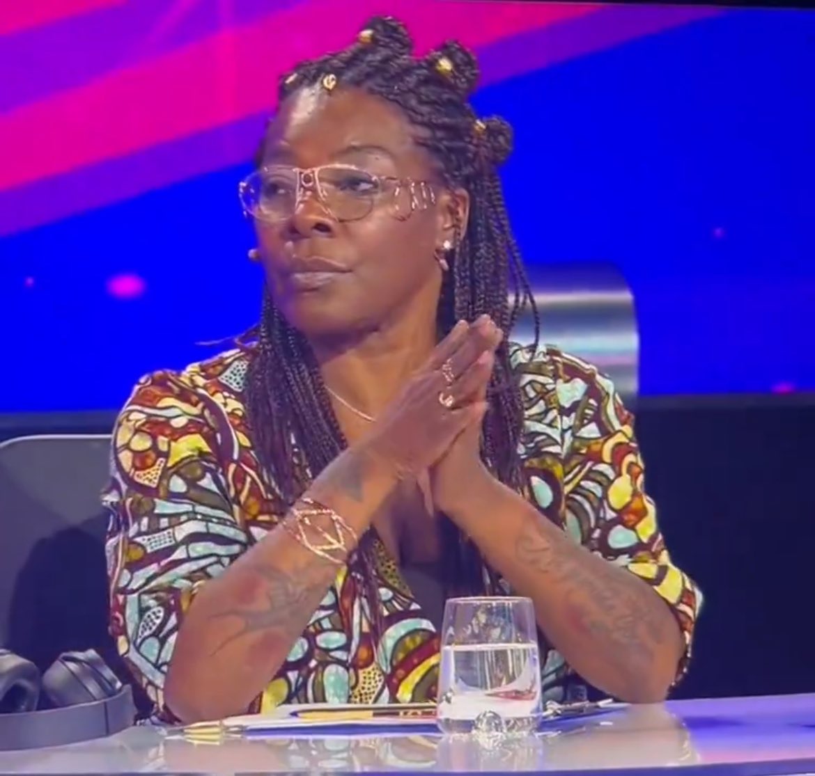 #OTGala4 
“Quiero hablar con la Valeria Castro esa”

“Buika no puedes, es una artista nominada”

“Me la suda, está nominada, a su puta casa”