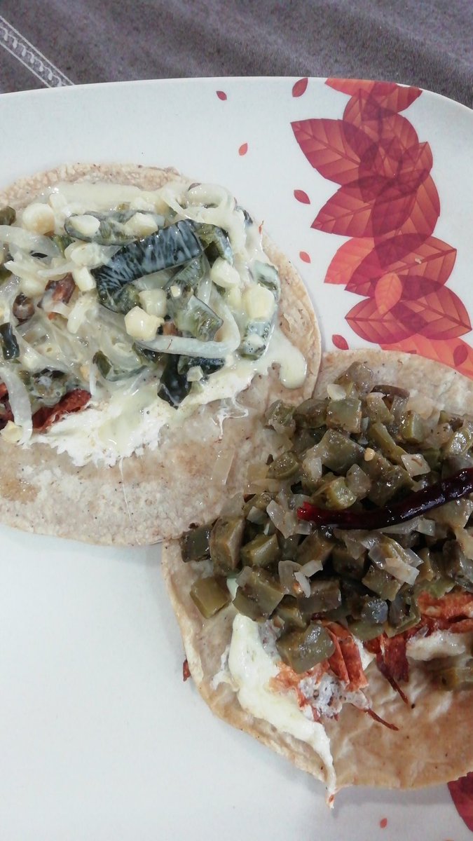 Hoy no hay carne. Costra de queso con rajas poblanas y nopales.
A comeeeer.
Buen provecho.