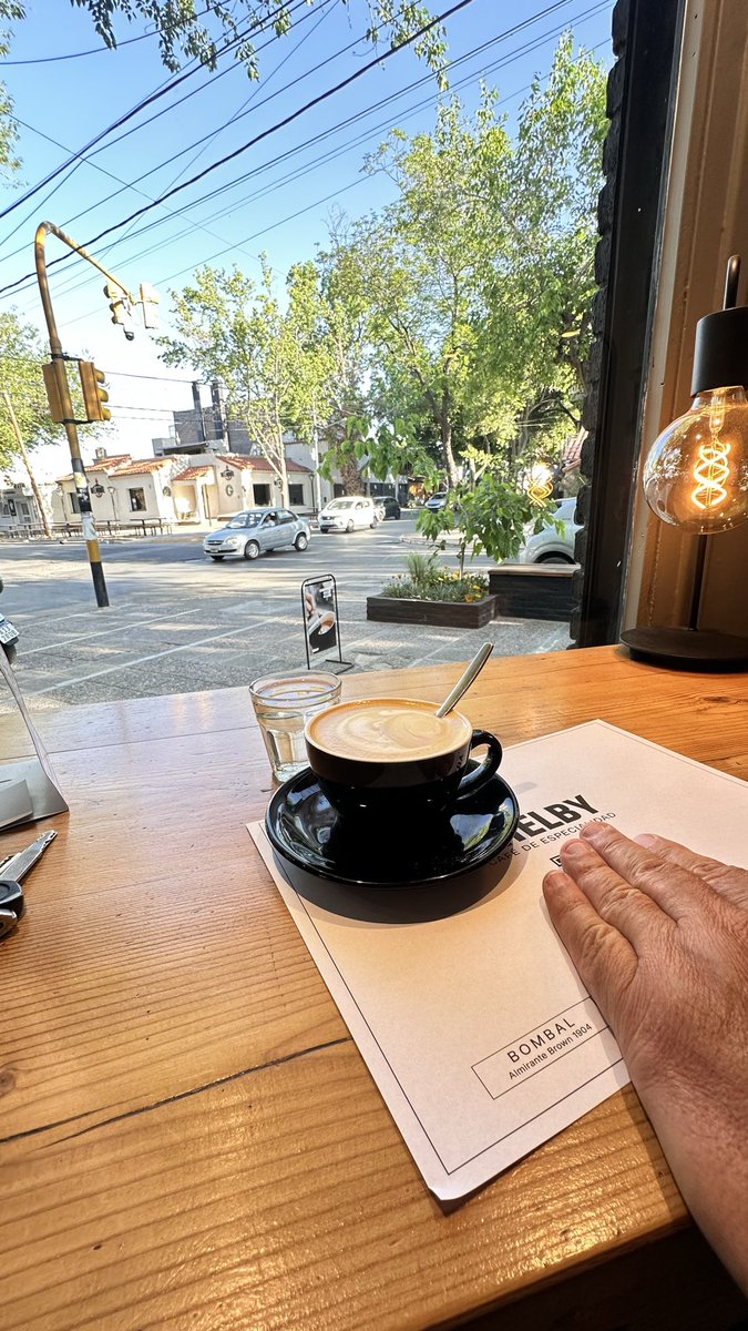 Cafe de especialidad no es lo mío, pedis una lagrima en pocillo, no saben lo que es, r te traen un latte gigante noooo en pocillo lpm!!!!