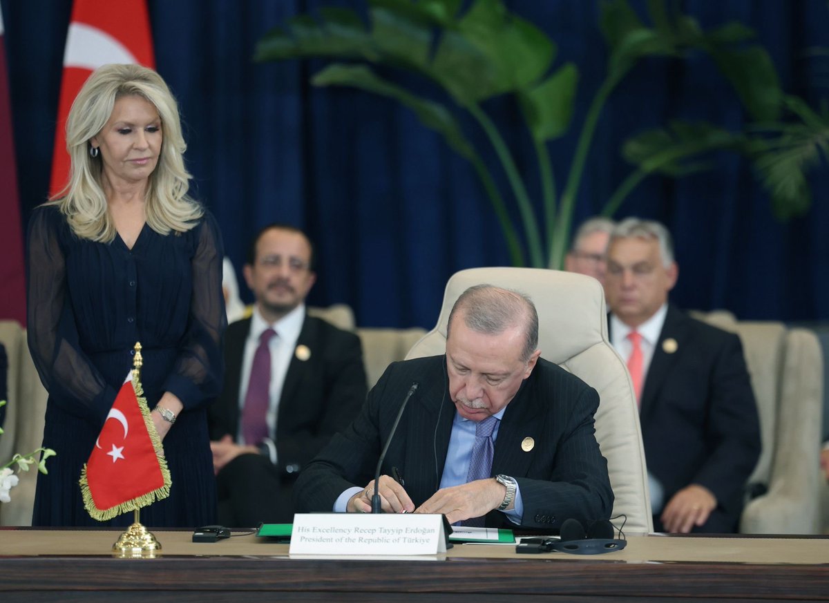 Filistin davası bir coğrafya meselesi değil, bir vicdan imtihanıdır.

Cumhurbaşkanımız <a href="/RTErdogan/">Recep Tayyip Erdoğan</a>’ın liderliği, bu imtihanda Türkiye’yi insanlığın onurlu tarafına taşımıştır.

Zulme karşı susmayan bu duruş, sadece diplomasi değil; bir medeniyetin taşıyıcısı ve mazlumların umudu