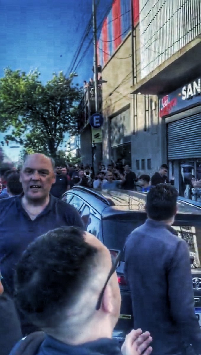 “TÓMALA VOS, DÁMELA A MI, NO TENGAS MIEDO, PODES SALIR”. 

“VINISTE A BOEDO, DE BOEDO NO TE VAS”. 

⚠️ Hinchas de #SanLorenzo continúan esperando la salida de la sede de Marcelo #Moretti.